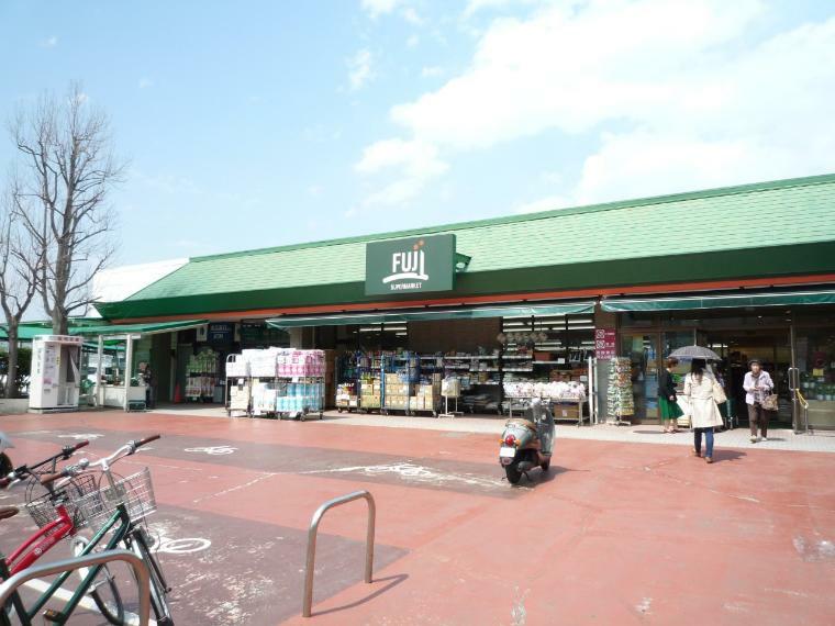 スーパー Fuji新桜ヶ丘店（新鮮な食品や日用品をお求めやすい価格で取り揃えている地域密着のスーパー。）