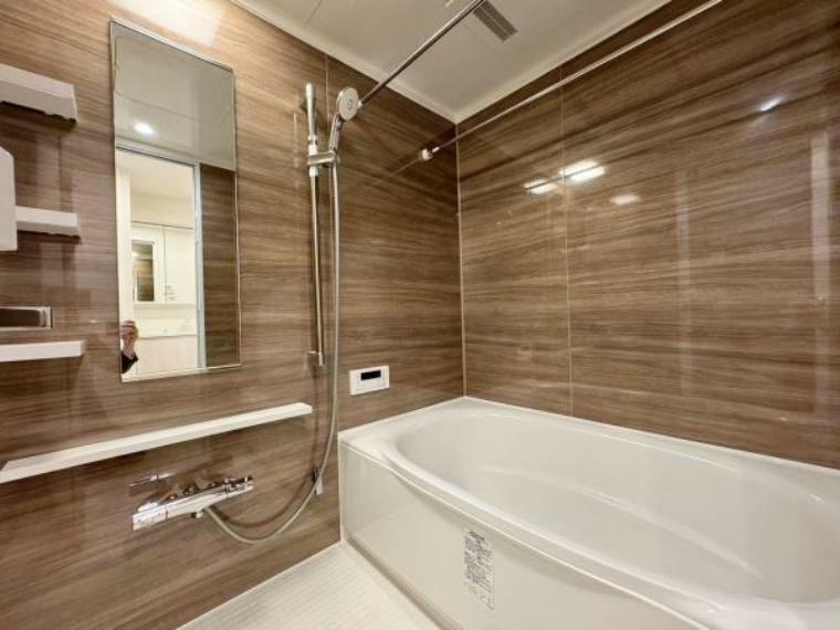 浴室 【浴室】 足を伸ばしてゆったりくつろげる広さのあるバスルーム。広々浴槽で毎日快適な入浴が楽しめます。