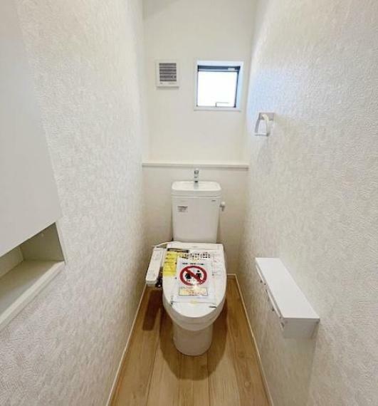 トイレ トイレは1階・2階と2か所あります　温水洗浄便座付きの高機能トイレです