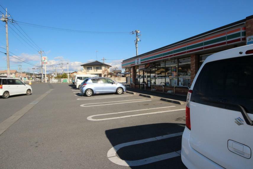 コンビニ セブンイレブン佐野栃本町店　いざという時に便利なコンビニエンスストアが近所にあると安心ですね。駐車スペースも広いですよ～