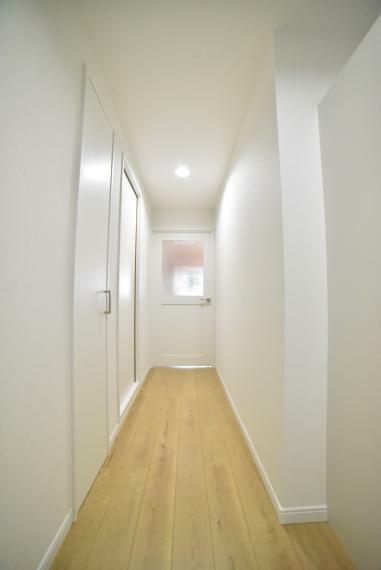 リビングへと続く廊下。リフォーム済みのため床・壁紙キレイです！