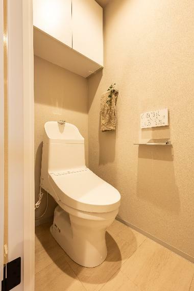【トイレ】:温水洗浄便座付トイレ。上部には収納スペースを設置しております。