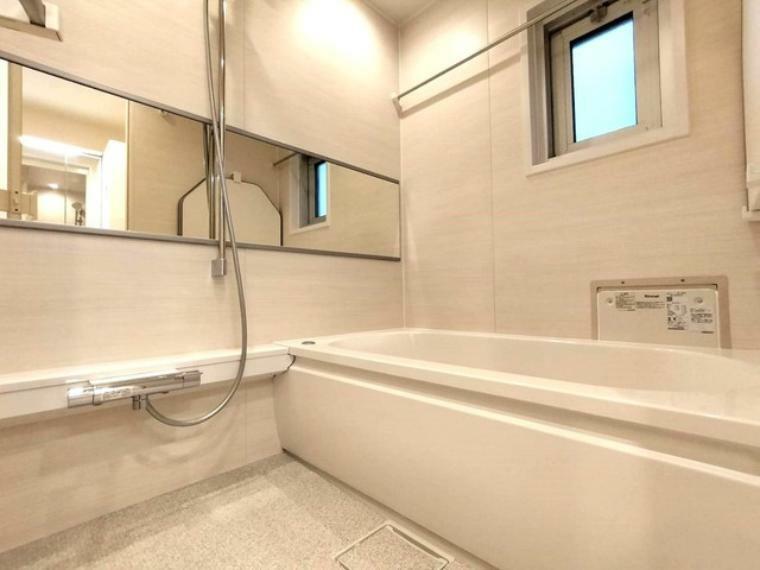 浴室 お手入れ簡単でキレイを保つ技術の数々が、家事の負担を減らしてくれます。暖かいお風呂でゆっくりと入浴し一日の疲れを癒す大切な空間をお過ごしください
