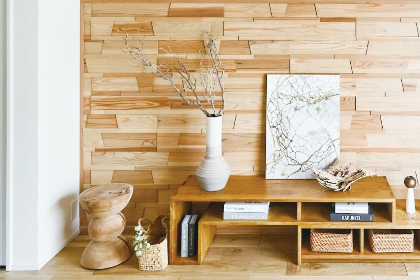 居間・リビング 【アクセント壁パネル/木もれ美】  無垢の国産杉材を貼り合わせた壁装飾パネル。木の風合いや豊かな芳香がもたらす快適性に包まれ、深いリラクゼーションを味わえます。※号棟により採用状況が異なります。