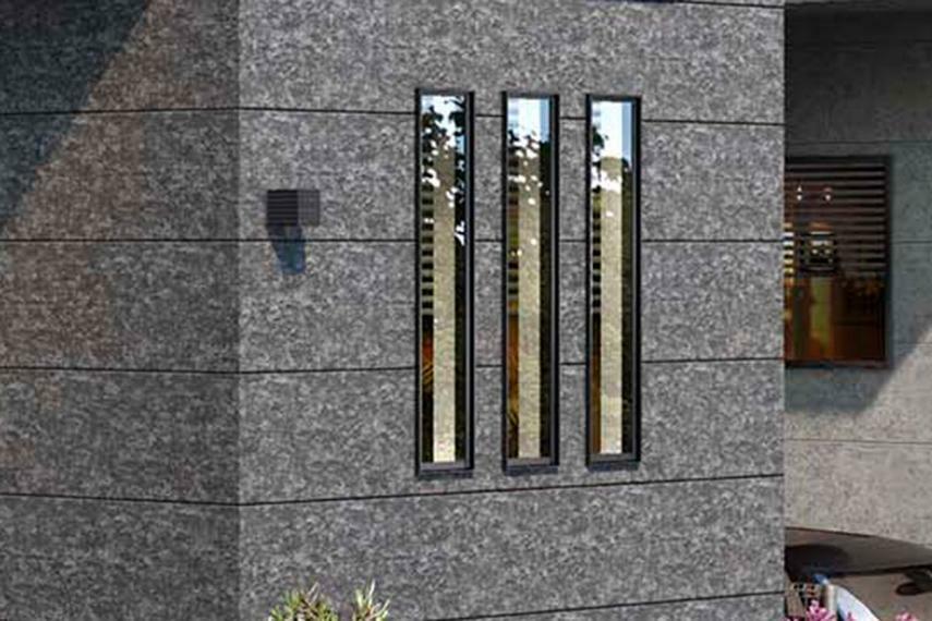 現況外観写真 【スリット窓】  住まいのアクセントとなり、高い格調を纏わせる縦長の連窓。豊かな採光や通風も確保されます。※号棟により採用状況が異なります。
