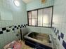 浴室 タイル張りの浴室。大きな窓があり換気もしやすくお掃除の際も快適。リノベーションのご相談もお気軽に