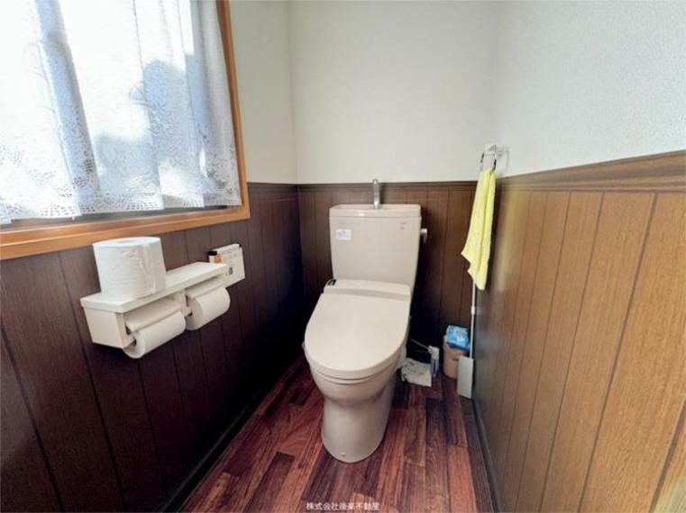 トイレ 1階洗面所横トイレ。トイレの外に手洗い場あり