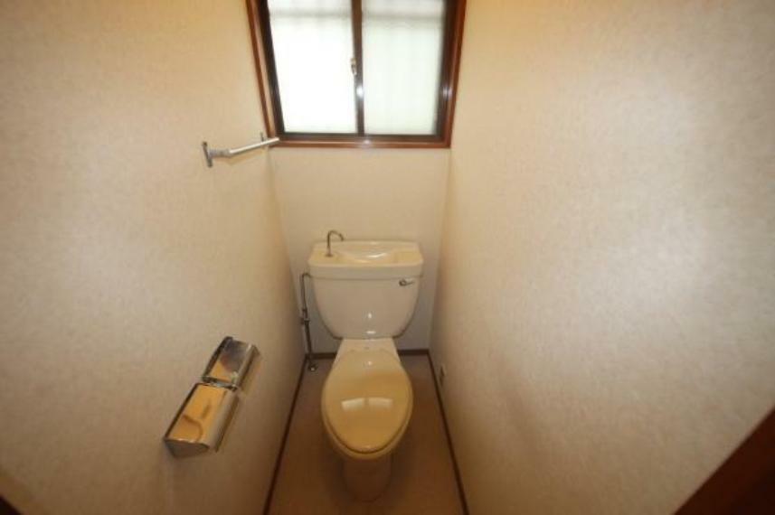 トイレ 窓があり換気がしやすいトイレです！