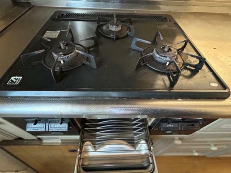 キッチン 【リフォーム中5月16日撮影】コンロのアップ写真です。クリーニングを致します。三口コンロで同時に複数の料理をすることも可能です。