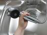 【同仕様写真】新品キッチンの水栓金具はオールインワン浄水栓を設置予定です。水栓本体にスリムに内蔵された高性能カートリッジは、セラミックフィルターを含む5層構造でおいしい水をつくります。