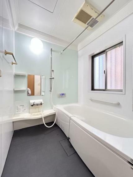 浴室 浴室には1坪サイズのユニットバスが設置されています。状態も良いのでそのままクリーニングの上でご利用いただくことも可能ですし、水回りのみ交換するプランもございます。詳細はスタッフまでお問い合わせください。