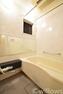 浴室 ワンルームタイプのお部屋にも関わらず、1216サイズのゆったりとしたバスルームです。落ち着いた色合いでより快適な空間になっております。浴室に窓が付いているのが大きなポイントです！
