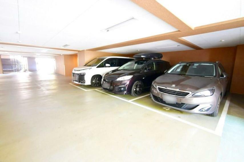 敷地内駐車場 断然便利な敷地内駐車場。屋内駐車場は車種が限られますので、お問い合わせ時にお車の車種をご教示下さい。空き状況をすぐにお調べします。