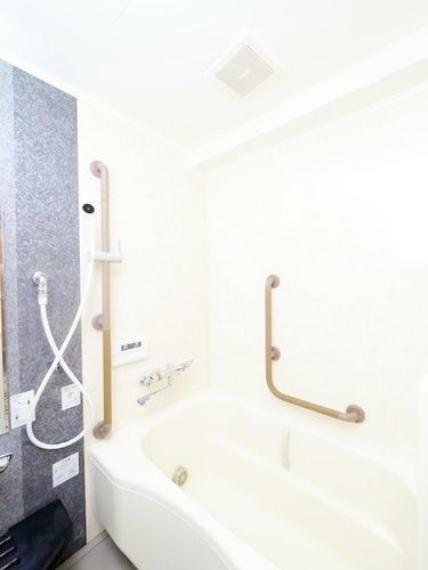 浴室 浴室には手すりが完備されておりますので入浴時の事故も防ぐことができます。