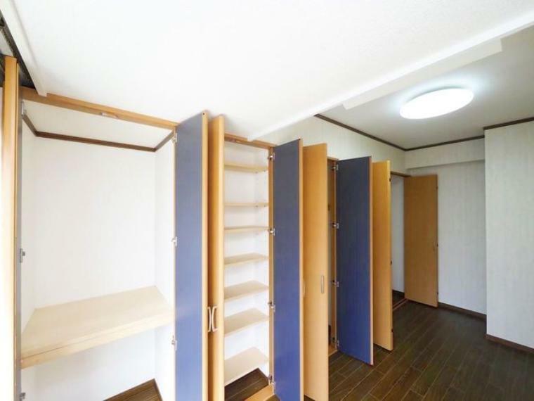 収納 約4.5帖の洋室には多様なクローゼットが完備されておりますので用途に合わせて収納可能です。