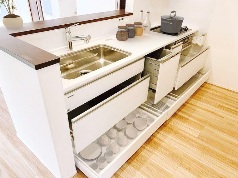 キッチン ■食洗器・浄水器搭載のキッチン！対面式なので、料理中にリビングが見えて安心です。