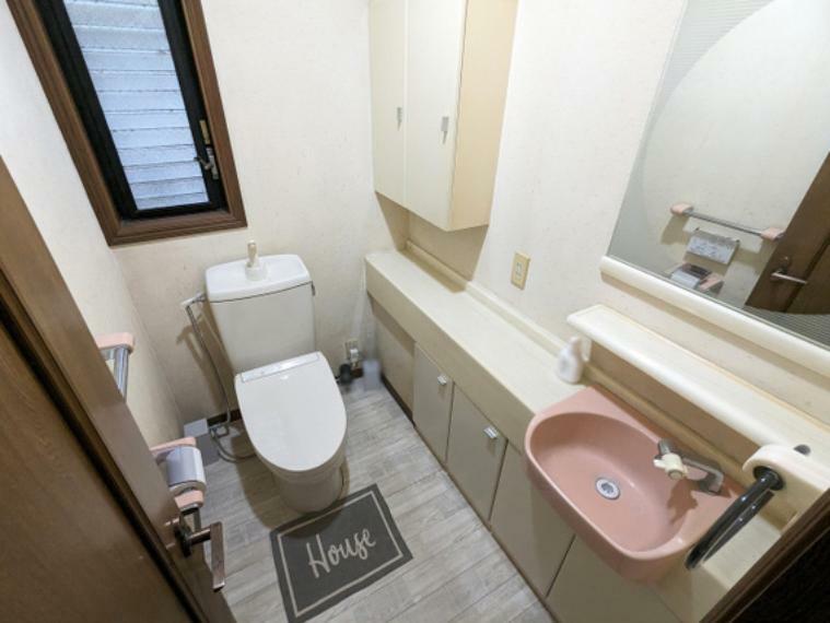 トイレ 【1階トイレ】1階のトイレは快適な温水洗浄便座付！便座を温める暖房機能付で寒い季節も快適に使えます