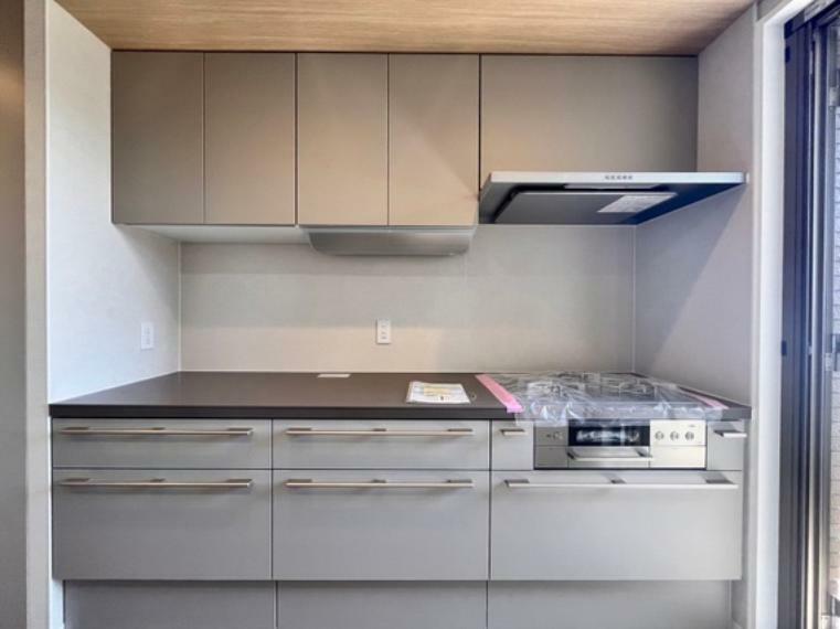 キッチン 【キッチン】II型キッチン！シンクとコンロが横並びの配置よりも移動距離が少ないため、使いやすくて家事動線のよいキッチンです！