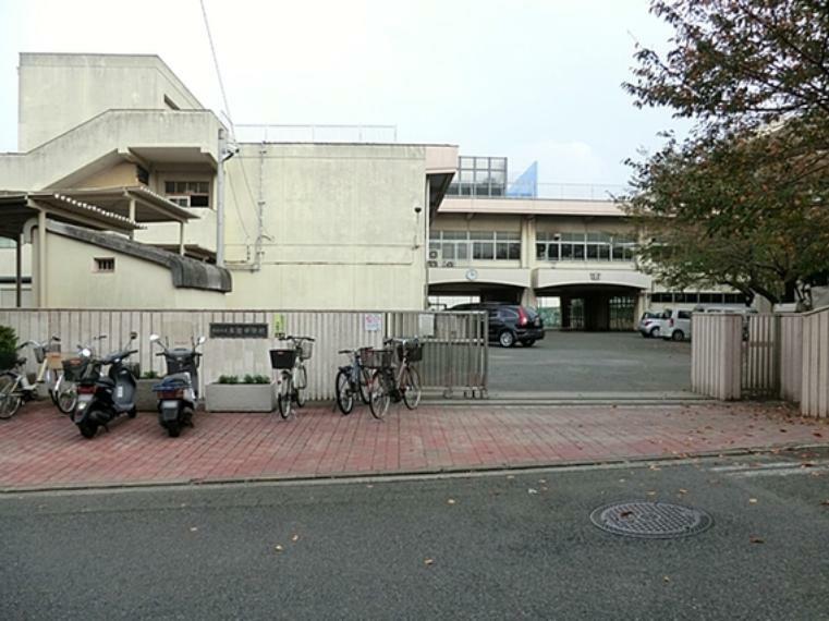 中学校 横浜市立本宿中学校　距離約300m