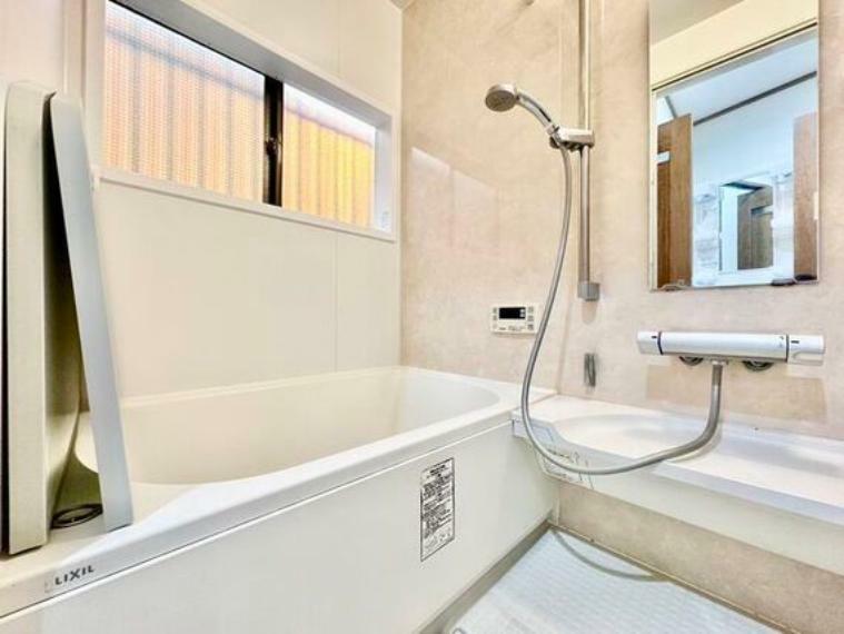 浴室 お風呂には窓があり明るく清潔な空間。身体と心をより良く整えます。