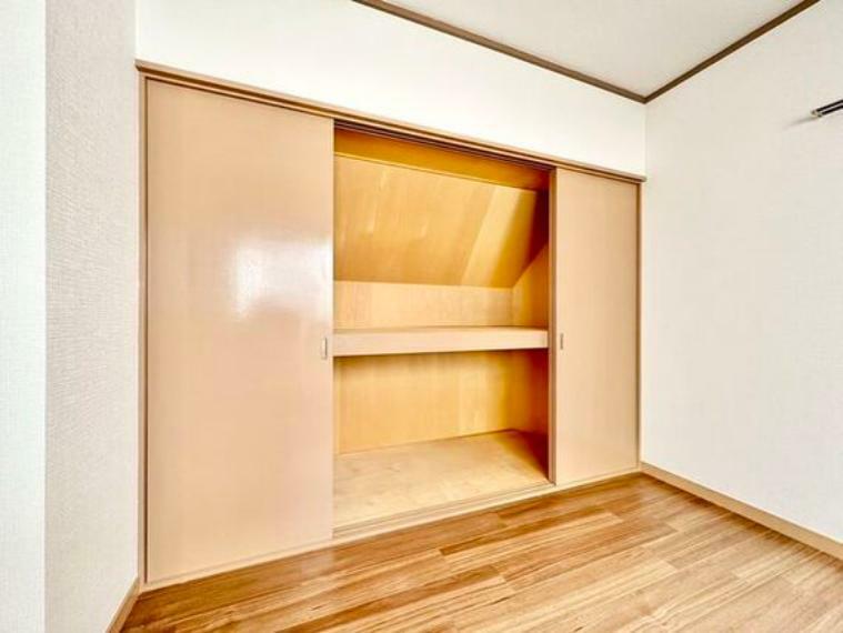 収納 約5.2帖の洋室には収納スペースをご用意。
