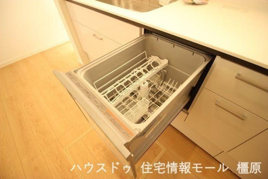 同仕様写真（内観） 家事の負担を軽減する食器洗浄乾燥機。高温のお湯と水圧で洗浄し、手洗いよりも清潔です（同仕様）