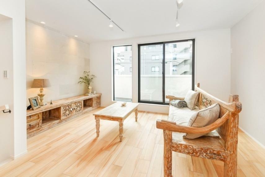全体的に白い壁で明るく収納付きの居室とリビングをつなげるとより開放的な空間に！
