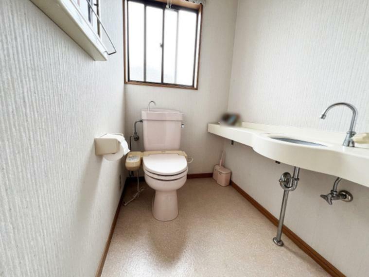 2階トイレ。温水洗浄便座付。手洗いカウンター付きで、衛生的な空間です。