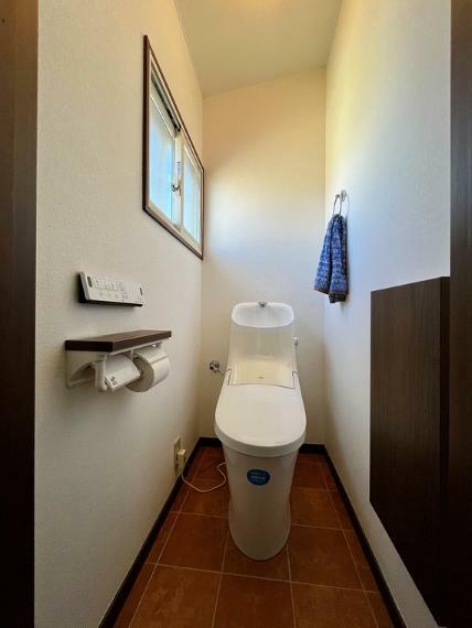 トイレ （2階トイレ）換気と明るさに配慮した、清潔感ある空間です。（2024年05月撮影）