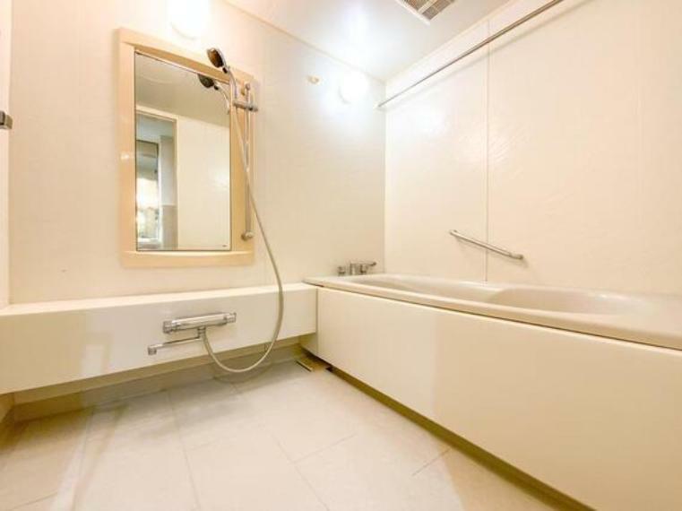 浴室 1620サイズのバスルームでは広々とした洗い場が特徴的。小さなお子様と一緒にお風呂へ入ったり、介助・補助をする場合でも、十分なゆとりがあることで安全にご入浴頂けます。