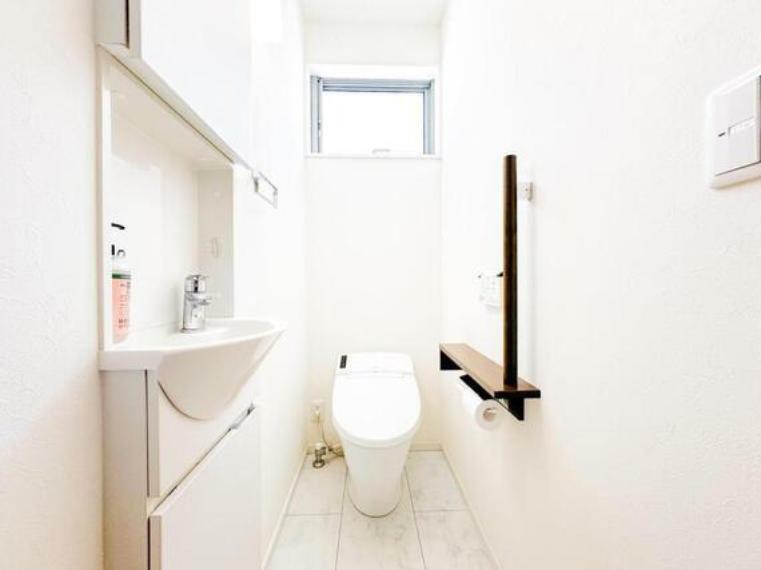 トイレ 清潔感のあるウォシュレット付きのトイレ。タンクレスにし、床は掃除がしやすいタイルにするなど、毎日使う物なのでこだわりたいポイントですね。