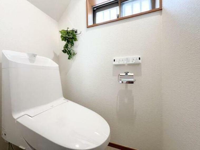 トイレ トイレは1Fと2Fにございます。窓も設置されている為換気もしやすいです。
