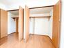 収納 「すっきりとした空間を・・・」居室に大きなクローゼットを設けることにより、有効的な室内を造り上げおります。