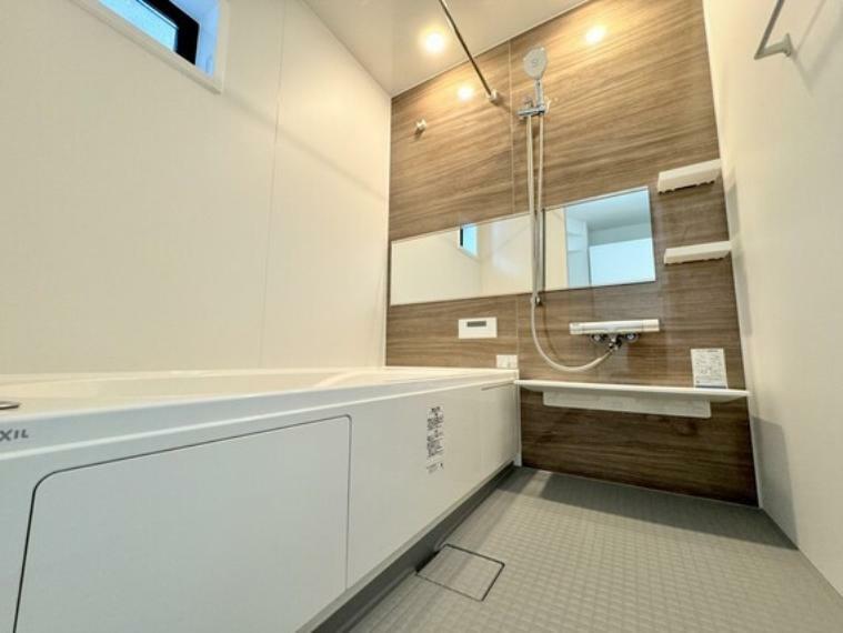 浴室 【浴室】採光換気用小窓も付いて、オートバスで浴室乾燥暖房機も付いておりますので、冬場でも浴室をポカポカにしてから入浴できます。
