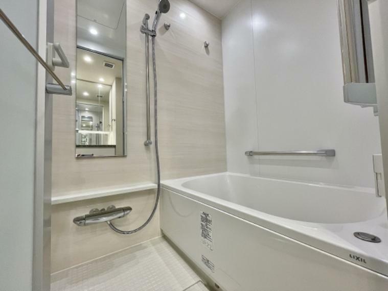 浴室 明るい配色のパネルで清潔感のあるバスルームです。もちろん浴室乾燥や暖房機能などもございます。
