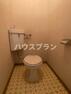 トイレ 清潔感のあるトイレ。ゆとりある広さで、トイレットペーパーホルダーなどを置くことが可能です。