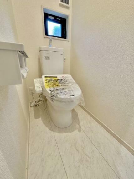 【1号棟】節水性能の高いトイレはもちろん洗浄付き 便器のフチがないタイプなので、お掃除もサッとひと拭きでOK！