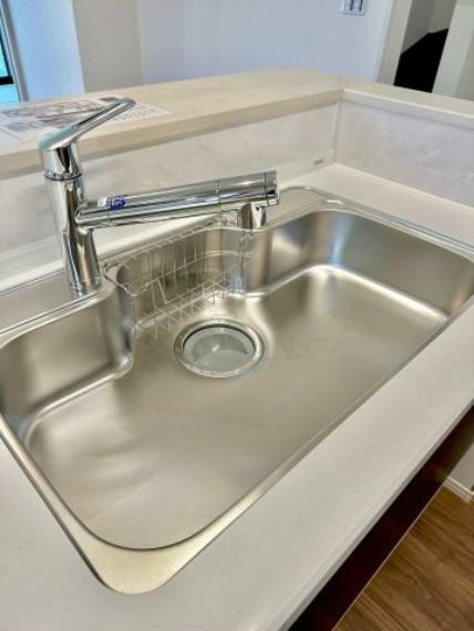 キッチン 【1号棟】浄水機能付シャワー水栓は、浄水器ごと蛇口が引き出せるから、ポットやお鍋などに浄水を注ぐときやシンクを洗う時に便利です