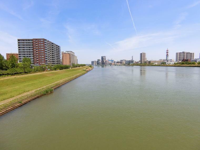 悠々と流れる信濃川を眺める日常があります