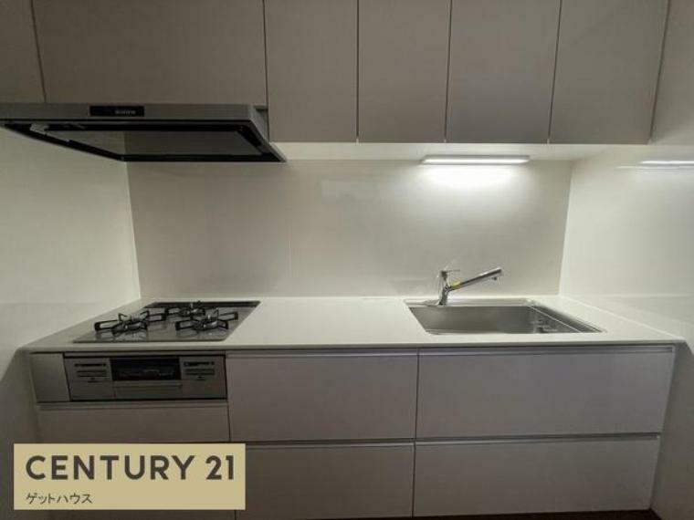 吊戸棚にも調理器具がたっぷり収納可能なシステムキッチンです。使いやすくホワイトで清潔感がある人気のデザインですよ。