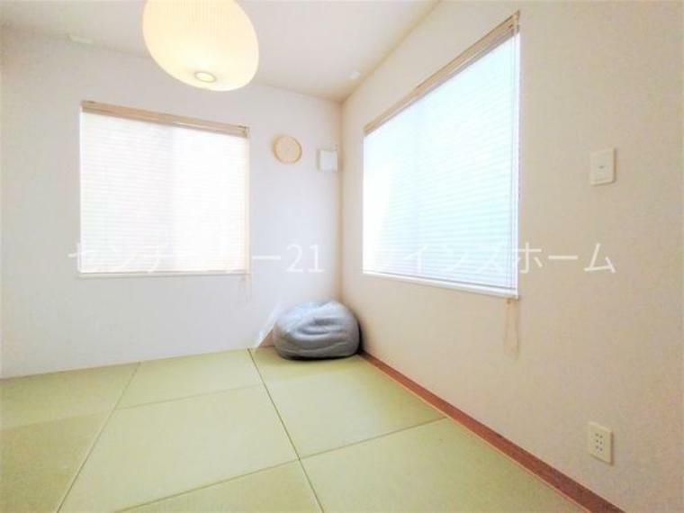 和室 4.5帖和室は畳のお陰で気楽に横になれるのが魅力的！お昼寝や洗濯物をたたむ時に使用したりなど、さまざまな生活シーンにフィットする寛ぎスペースです。