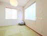 和室 4.5帖和室は畳のお陰で気楽に横になれるのが魅力的！お昼寝や洗濯物をたたむ時に使用したりなど、さまざまな生活シーンにフィットする寛ぎスペースです。
