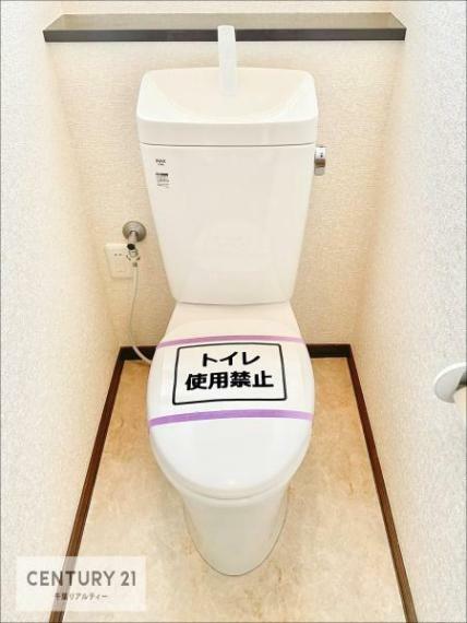 トイレ 清潔感のある色味のお手洗いです！さわやかでスッキリする空間です！ 白を基調としているので、お手入れがしやすいトイレですね！