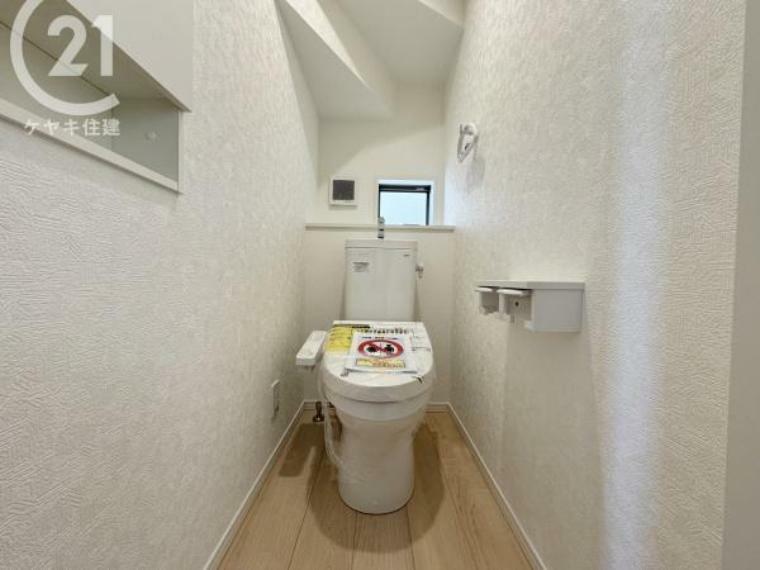 トイレ 1階と2階に省エネ仕様のトイレ付き！2階から階段を降りなくてもいいので、お部屋からの移動が短縮できます。