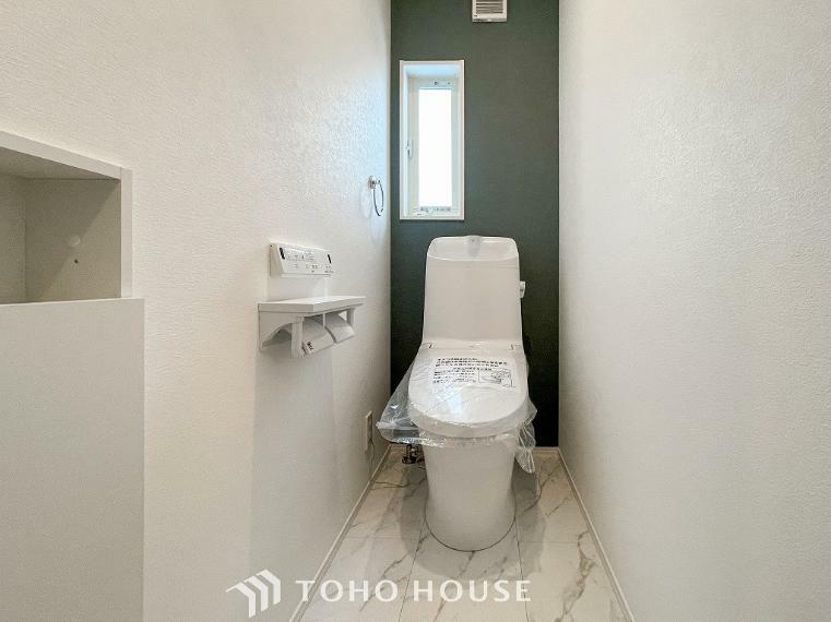 トイレ 換気と明るさに配慮した清潔感溢れるトイレ。落ち着いた空間で安らぎのひとときをお過ごしいただけます。