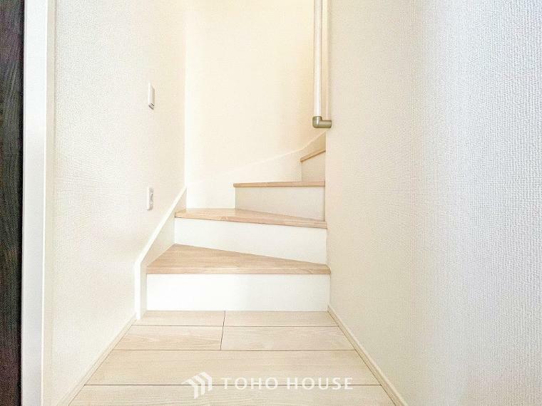 パブリックゾーンとプライベートゾーン繋ぐ階段。豊かな陽光が注ぎ込み、爽やかな住空間を演出。
