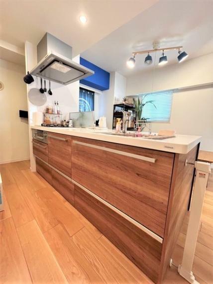 キッチン 2016年12月キッチン入替済み、キッチン上部が開けており開放的な造り