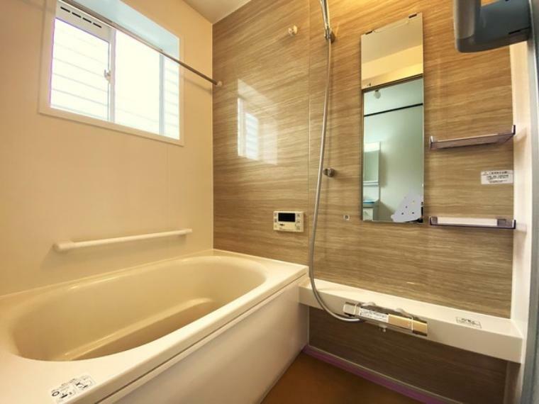 浴室 浴室は湿気がたまりやすく、換気扇だけでは心配。。。窓をあければお風呂がカラっと乾きます。