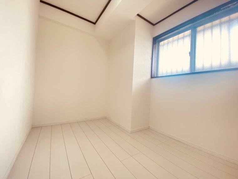 どんな家具にでも相性が良い清潔感ある白色調のクロスを採用。主張しすぎない配色、耐久性にも優れた床材は日々のメンテナンスも楽に、快適に過ごして頂けるよう考えられています。