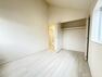 洋室 各居室に収納スペースが設けられ,生活スペースを広く利用できます:洋室5.25帖
